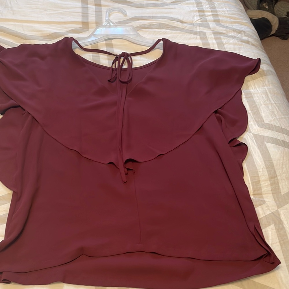Loft SP burgundy flowy short sleeve tie back blouse